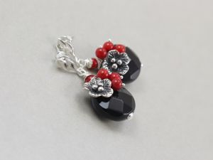 chileart biżuteria autorska onyks koral srebro kolczyki sztyfty grona kwiatki